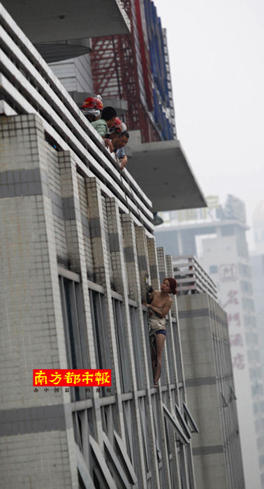 Ů�Ӹ�¥�������� Χ���߶¾Ȼ�����һ������