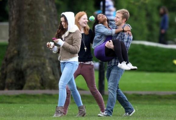 ��ǧ����ѧ����԰���ѿ� Ů���ñ����׺Ⱦ�