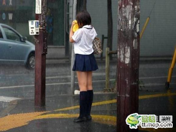 �ձ�Ů��һ����У���ͺ�Ů�� ��BС��ȹ